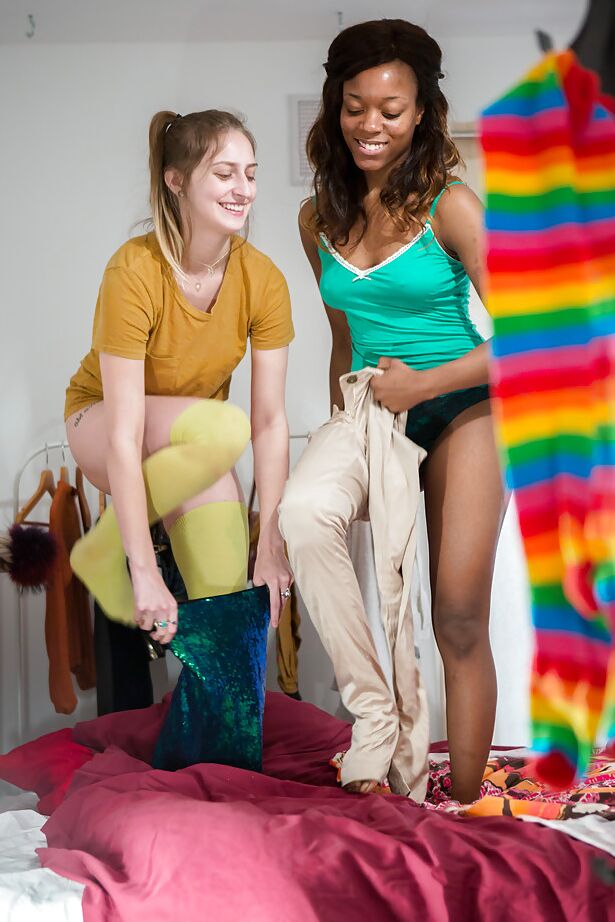 16P Las tortilleras blancas y negras Katherine J y Sara D se ponen medias después del sexo