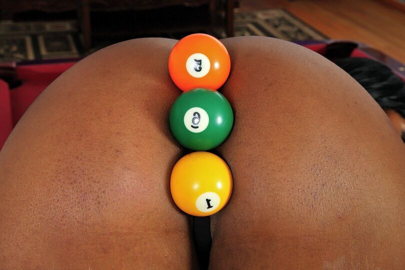 16P La bombasse ébène Vanessa Monet montre son gros butin brun