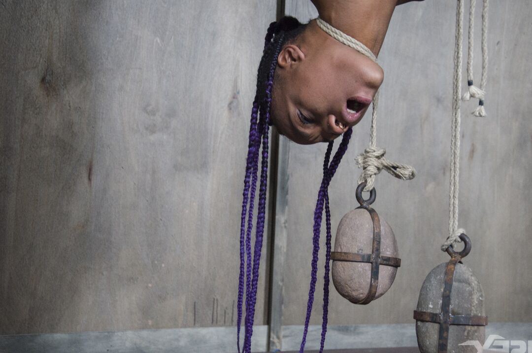 15P A garota negra Nikki Darling mija em um balde de metal durante a ação BDSM