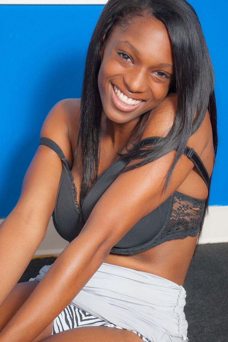 16P Tara Braxton, une ébène super sexy, glisse hors de sa robe moulante pour révéler ses gros seins