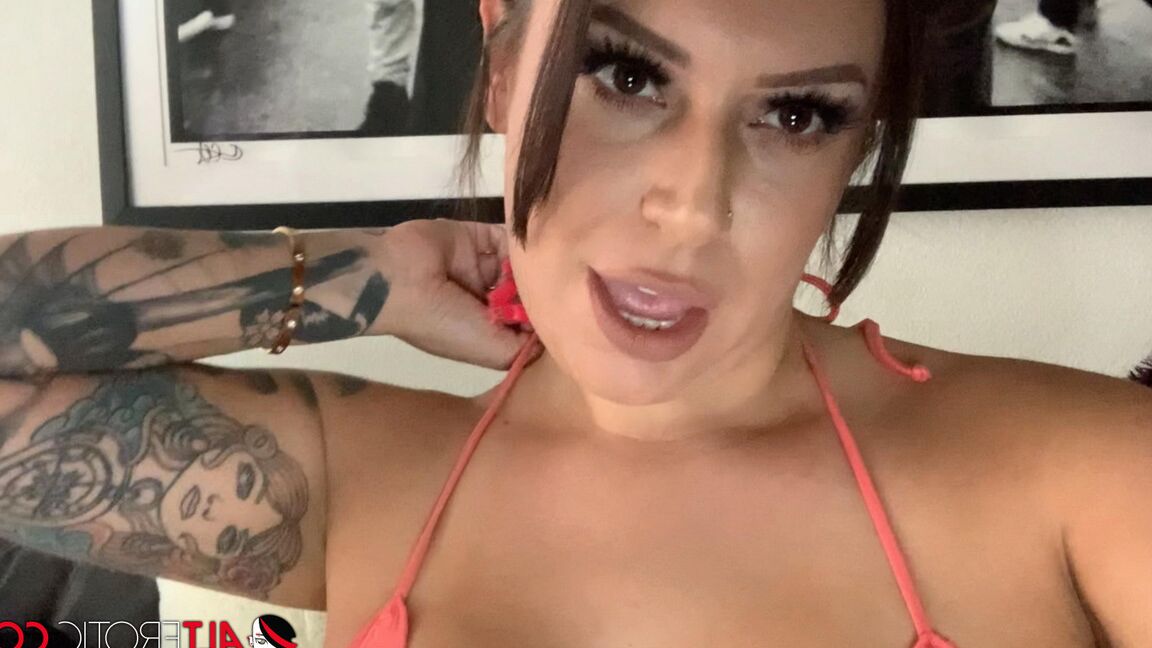 16P La tatuada Tori se pone crema en el coño mientras se masturba con juguetes sexuales