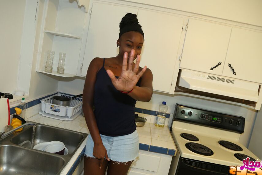 16P Incrível amadora de ébano Naomi mostra seus grandes peitos pretos!