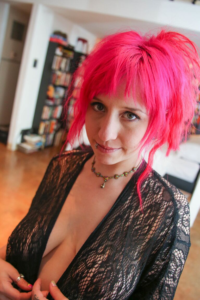 15P Chica alternativa con cabello rosado y pezones perforados se desnuda antes de dar mamada