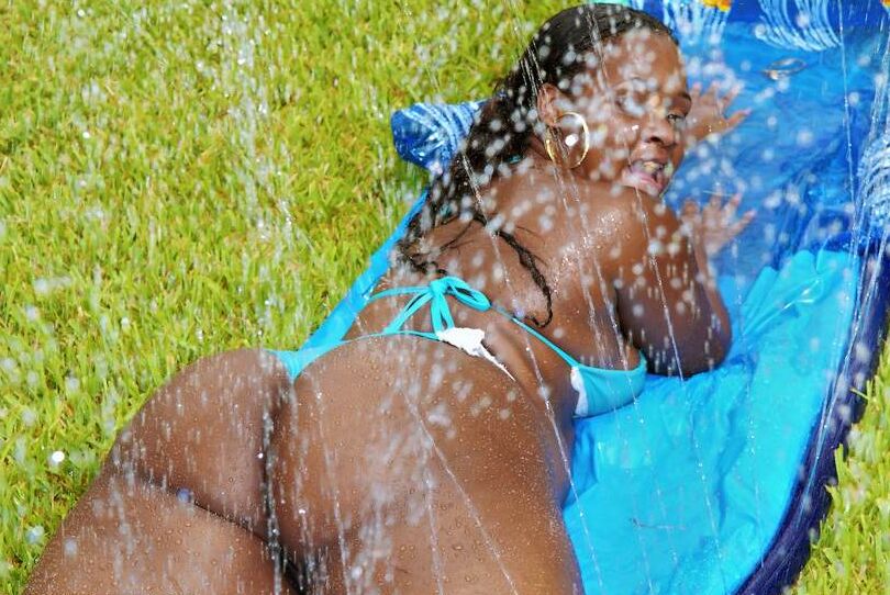 16P Ebony BBW MILF exibindo sua enorme bunda preta oleada ao ar livre