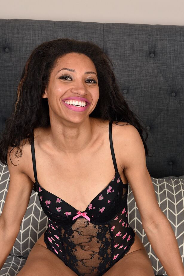 15P Happy Hot MILF Cree Morena se débarrasse de sa lingerie en dentelle pour étendre son trou de baise nu