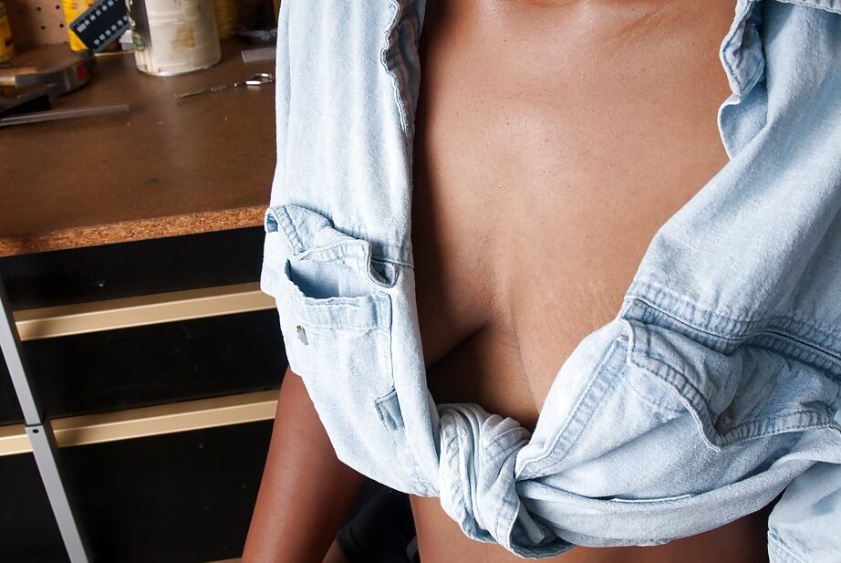 16P Filthy ebony babe with big jugs stripping and spreading her legs