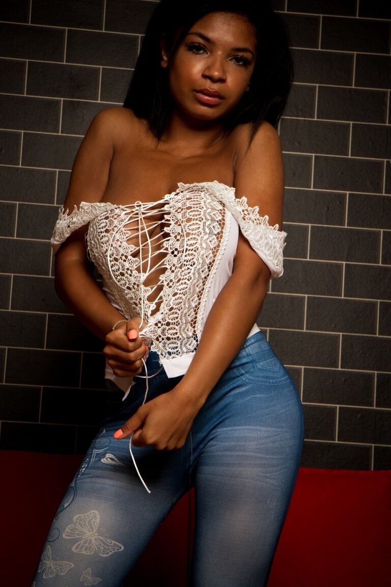 12P Ebony solo girl Jess Gray expõe seus grandes seios naturais em calças rasgadas