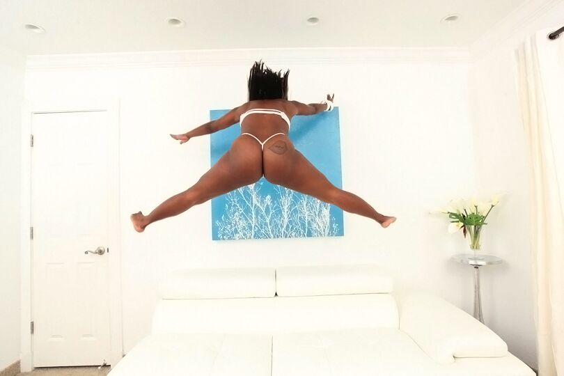 16P Harmonie Marquise revela sua bunda negra em calças brancas de ioga