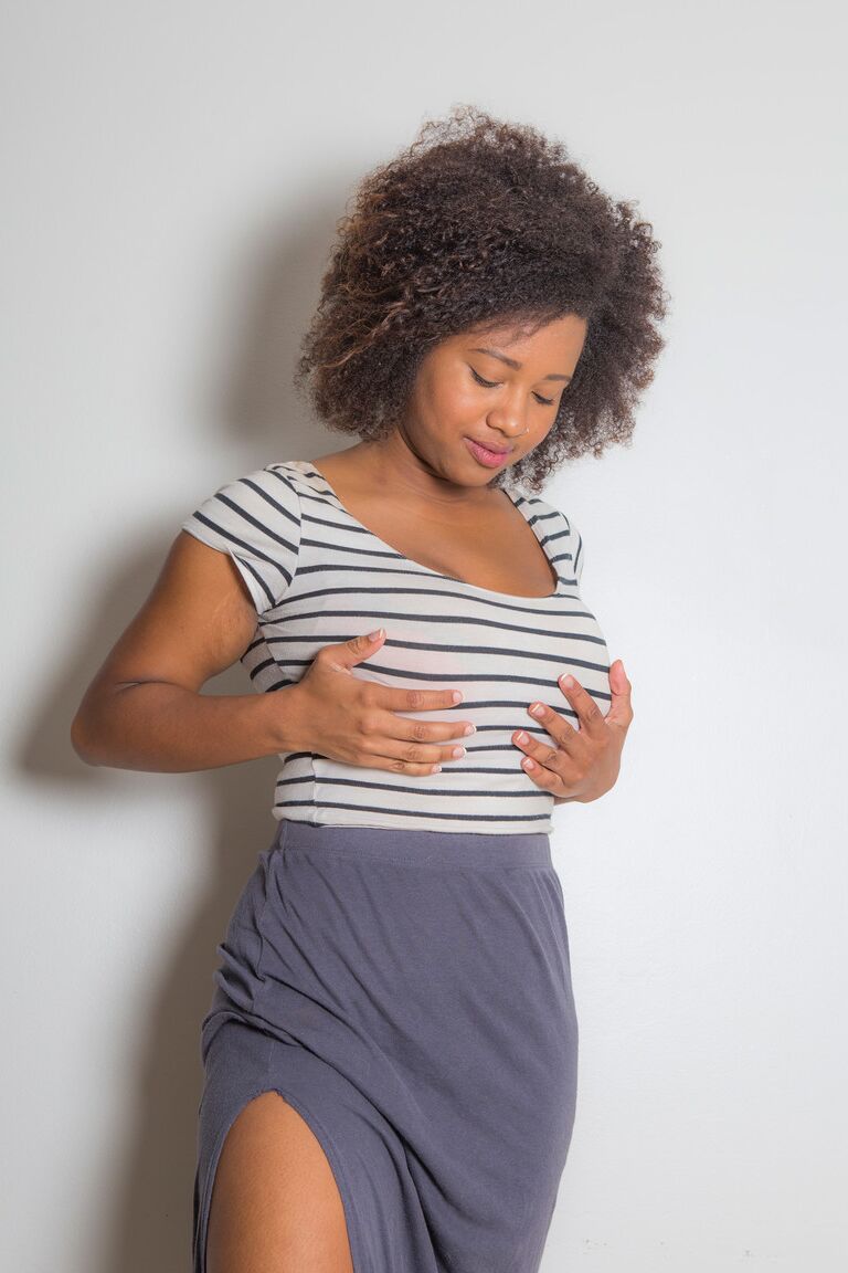16P Une amatrice noire aux gros cheveux lui révèle ses gros seins naturels pendant qu'elle se déshabille