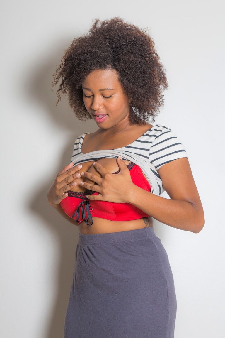 16P Une amatrice noire aux gros cheveux lui révèle ses gros seins naturels pendant qu'elle se déshabille