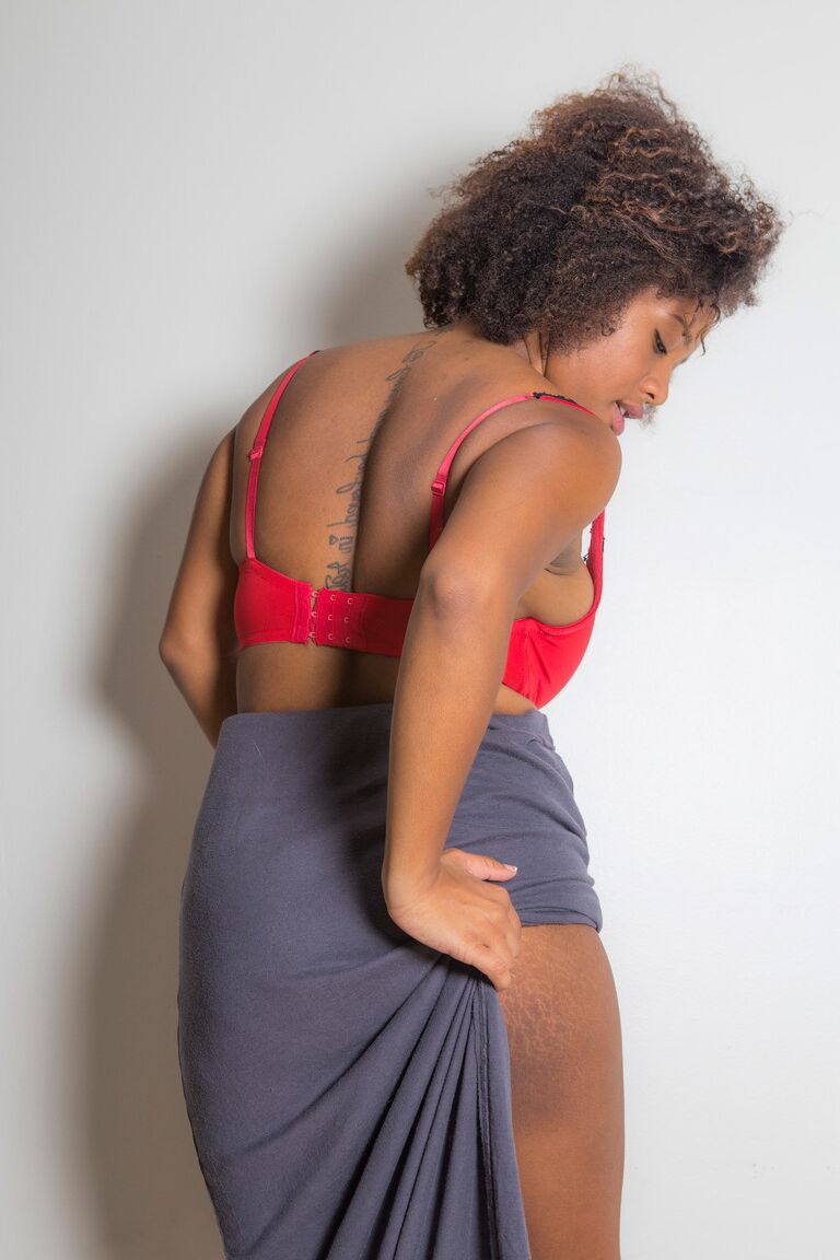 16P Une amatrice noire aux gros cheveux lui révèle ses gros seins naturels pendant qu'elle se déshabille