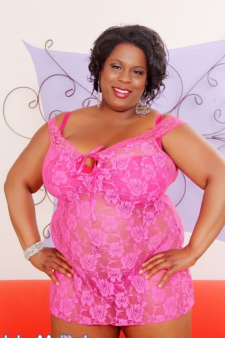 15P SSBBW Marlise Morgan se despe para mostrar seus enormes peitos oleados e bunda de ébano