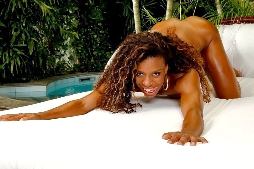 16P La zorra de ébano Brenda se desnuda los pantalones ajustados en la piscina