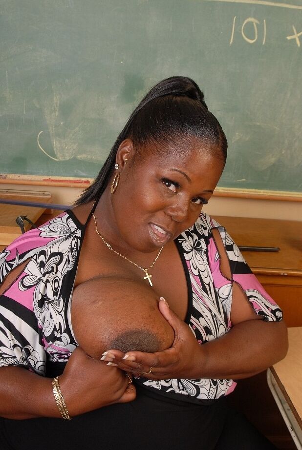 16P La asombrosa Subrina madura besa sus grandes tetas negras en la cámara