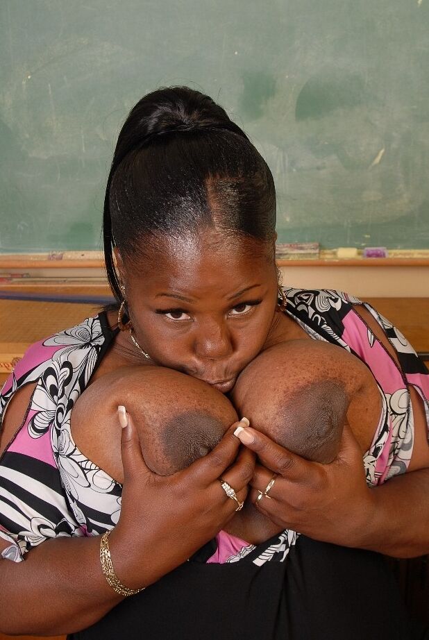 16P La asombrosa Subrina madura besa sus grandes tetas negras en la cámara