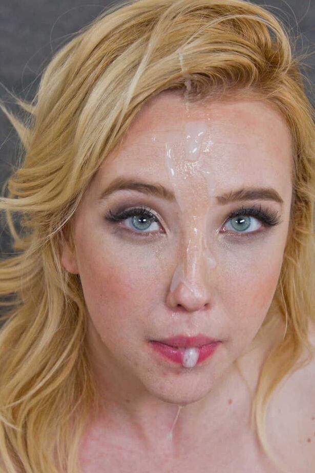 15P Samantha Rone, une blonde en chaleur, suce une grosse bite dans la cuisine