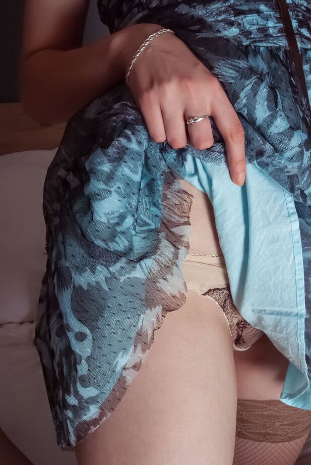 16P Sexy Schlampe Kelly zeigt heißen Upskirt