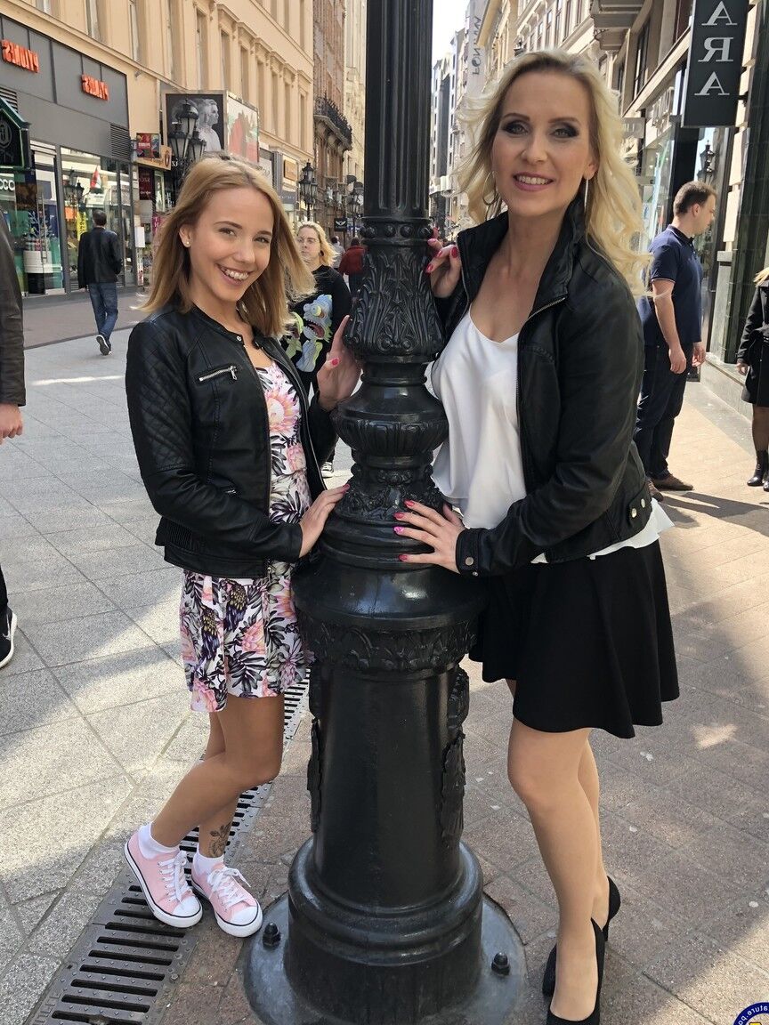 20P Las dulces amateurs Julia Pink y Poppy Pleasure muestran sus bragas sexys