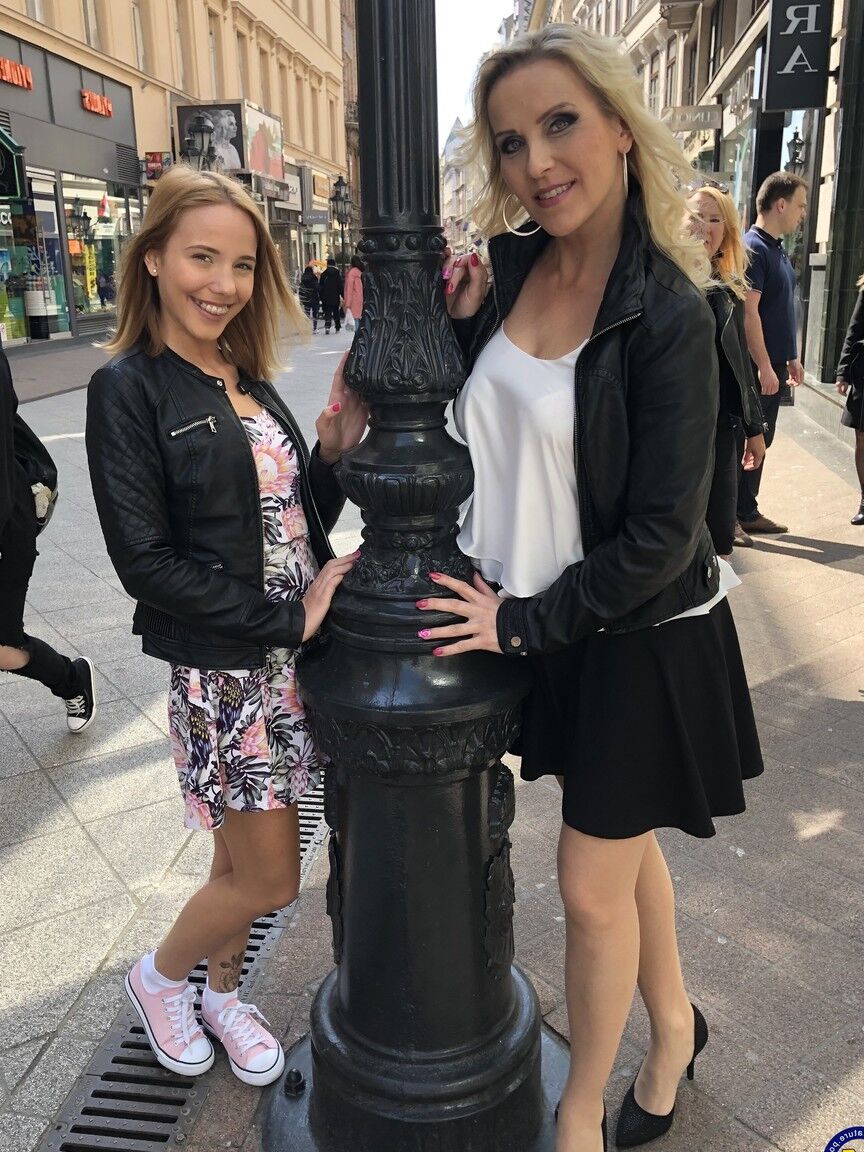 20P Las dulces amateurs Julia Pink y Poppy Pleasure muestran sus bragas sexys
