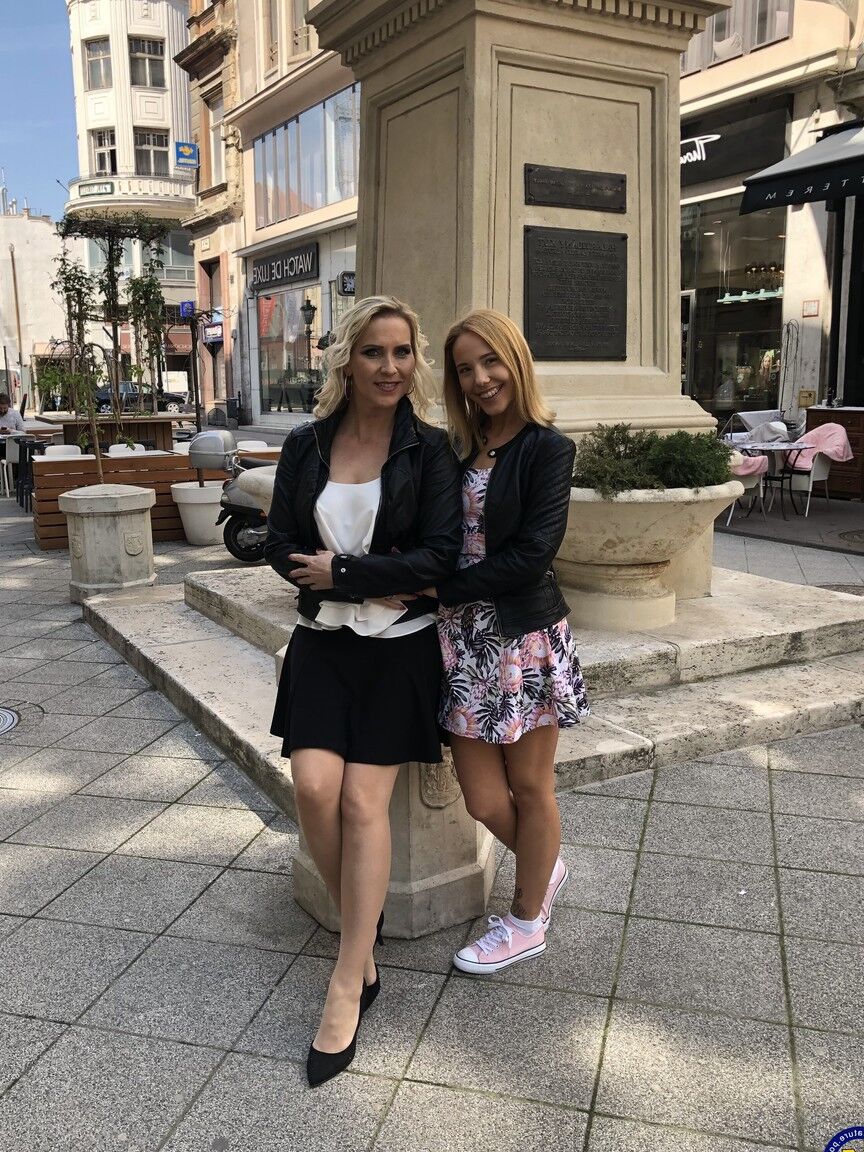 20P Las dulces amateurs Julia Pink y Poppy Pleasure muestran sus bragas sexys