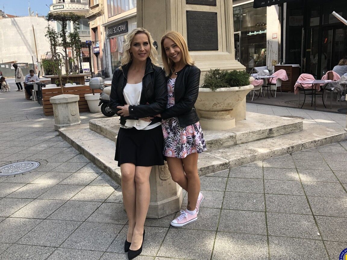 20P Las dulces amateurs Julia Pink y Poppy Pleasure muestran sus bragas sexys