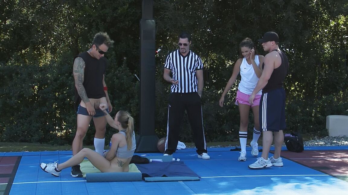 15P Des joueuses de tennis vigoureuses s'impliquent dans une action sexuelle en groupe en plein air