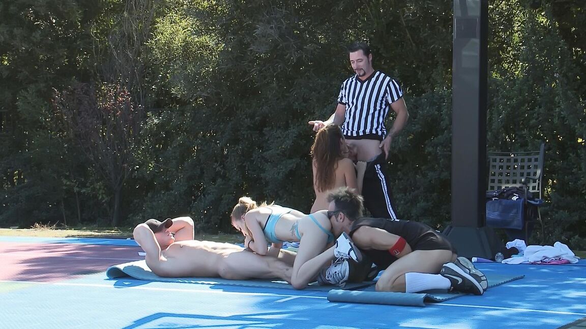 15P Des joueuses de tennis vigoureuses s'impliquent dans une action sexuelle en groupe en plein air