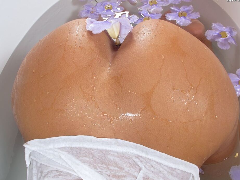15P La zorra erótica Luna Star en bragas sexys trae el coño mojado