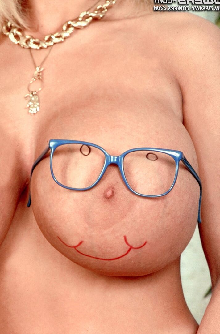 16P Maduro MILF Tiffany Towers tira os óculos antes de revelar seios gigantes