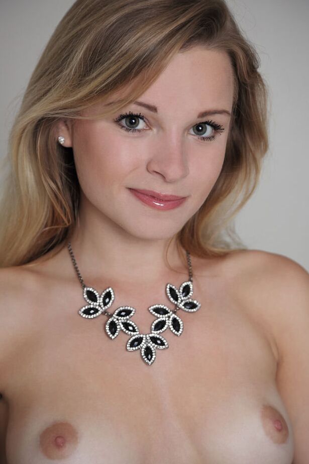 18P Malinda A, une jeune sexy en bas noirs, montre son cul serré.