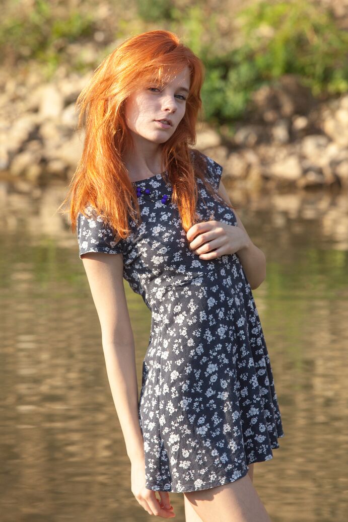 20P Adolescente ruiva sexy posa seu corpo magro nu perto de um riacho