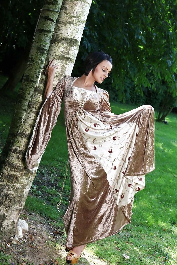 16P La sexy Keira Knight enlève sa robe élégante et pose nue en plein air.