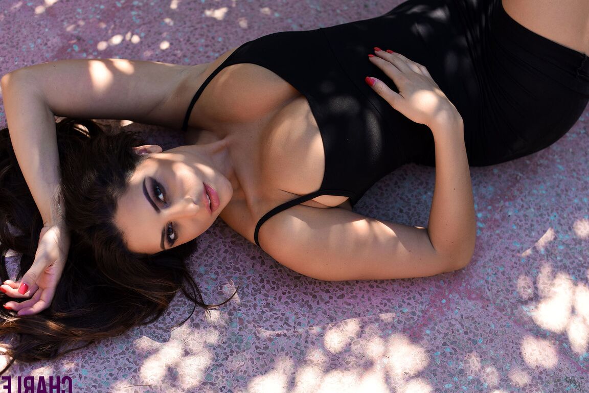 16P A modelo peituda Charlotte Springer revela sua bunda firme e sexy sob as árvores