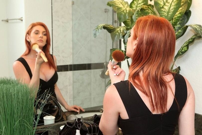 10P Rousse sexy avec de gros seins ronds donnant une branlette espagnole