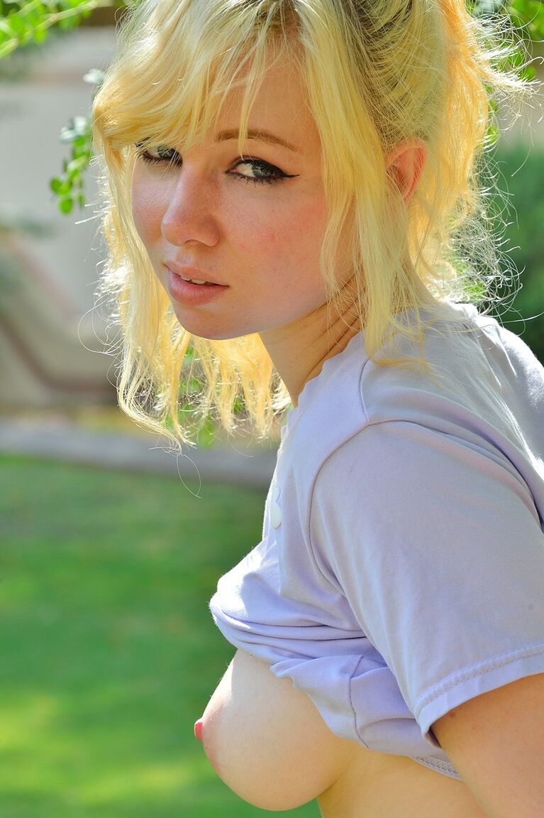 15P Encantadora adolescente rubia con tetas turgentes y culo sexy hace volteretas desnuda