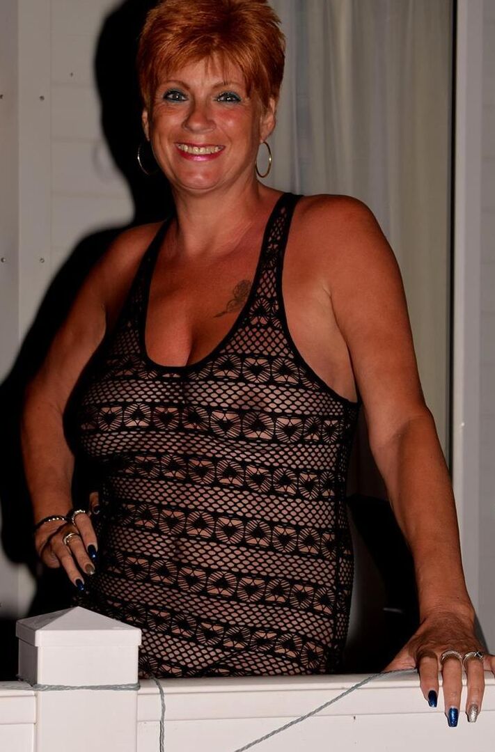 16P A ruiva mais velha Dimonty expõe sua buceta raspada durante a ação de upskirt