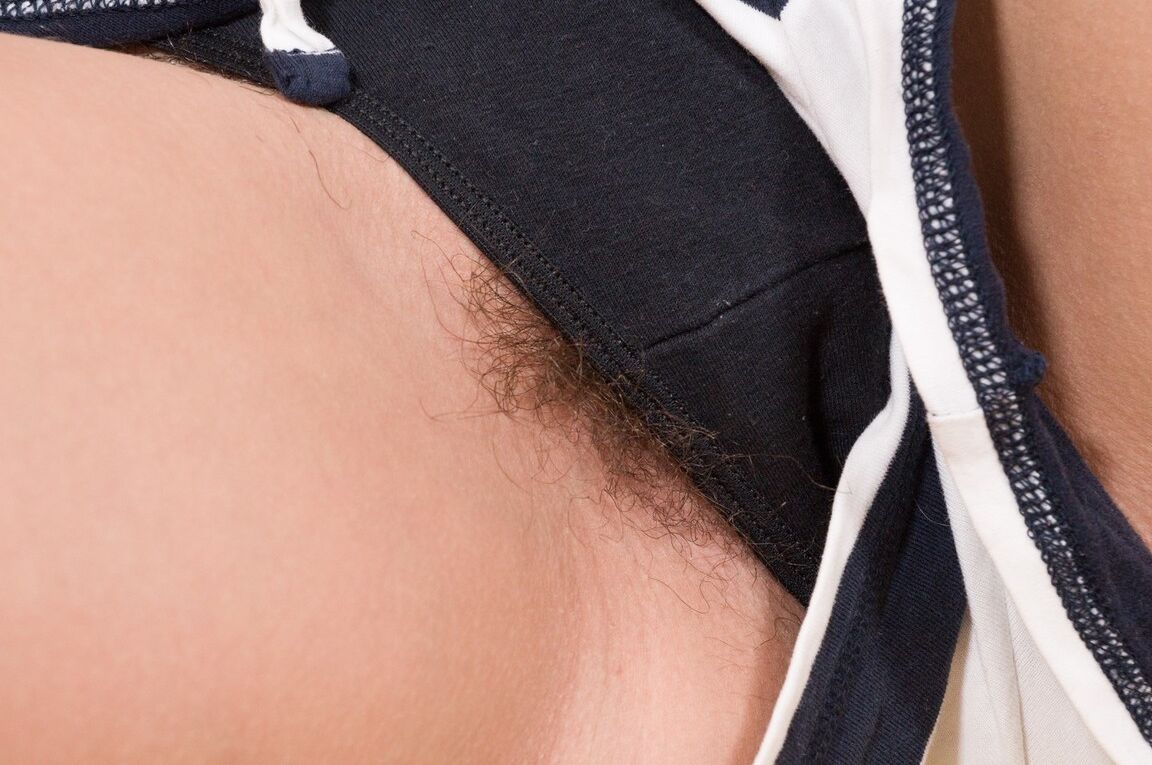 Chica latina 16P se quita la ropa para grandes poses desnudas con los pies descalzos