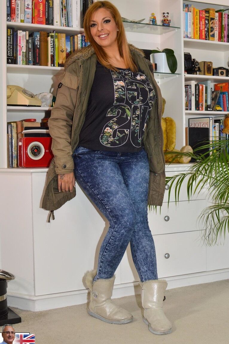 15P Une femme bien roulée découvre ses gros seins et ses tétons percés pendant qu'elle se déshabille