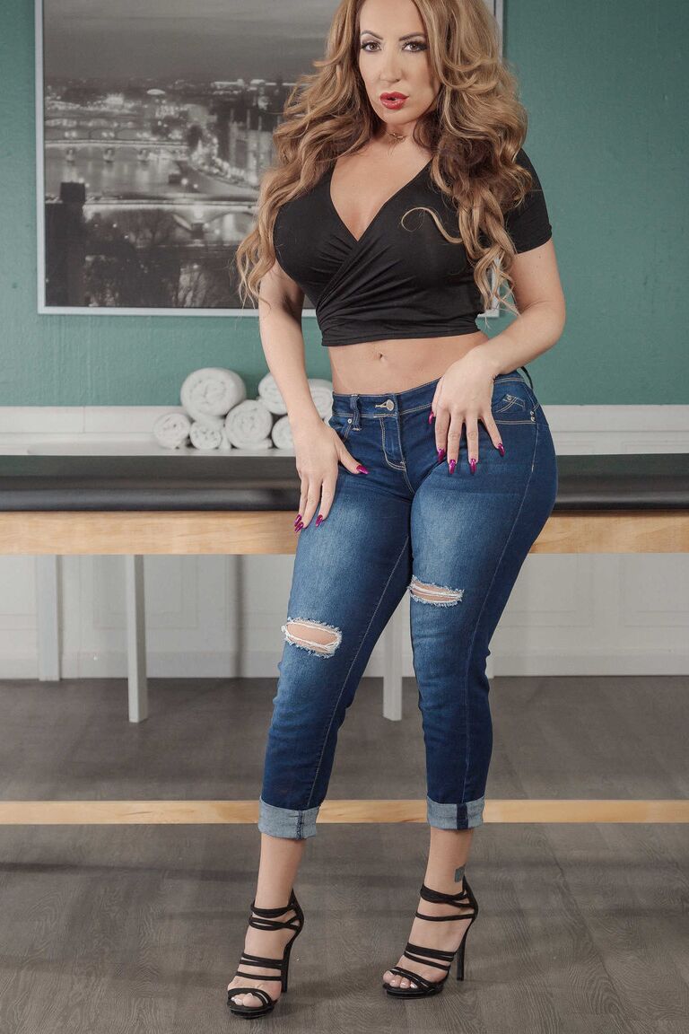 20P La MILF con curvas Richelle Ryan muestra lentamente sus tremendas tetas
