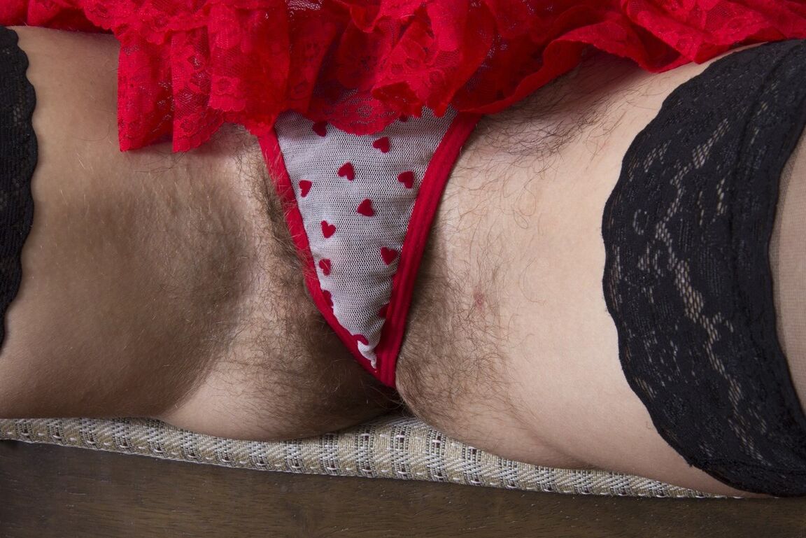 16P La jolie fille Lita écarte sa chatte poilue tout en portant une culotte