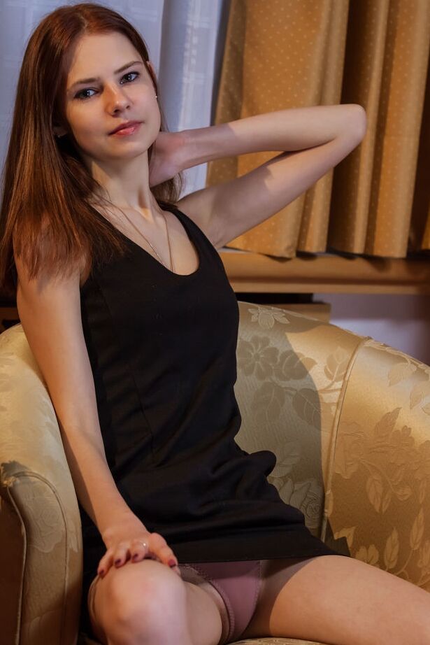 18P A adolescente gostosa Juliett Lea tira todas as roupas enquanto conversa ao telefone