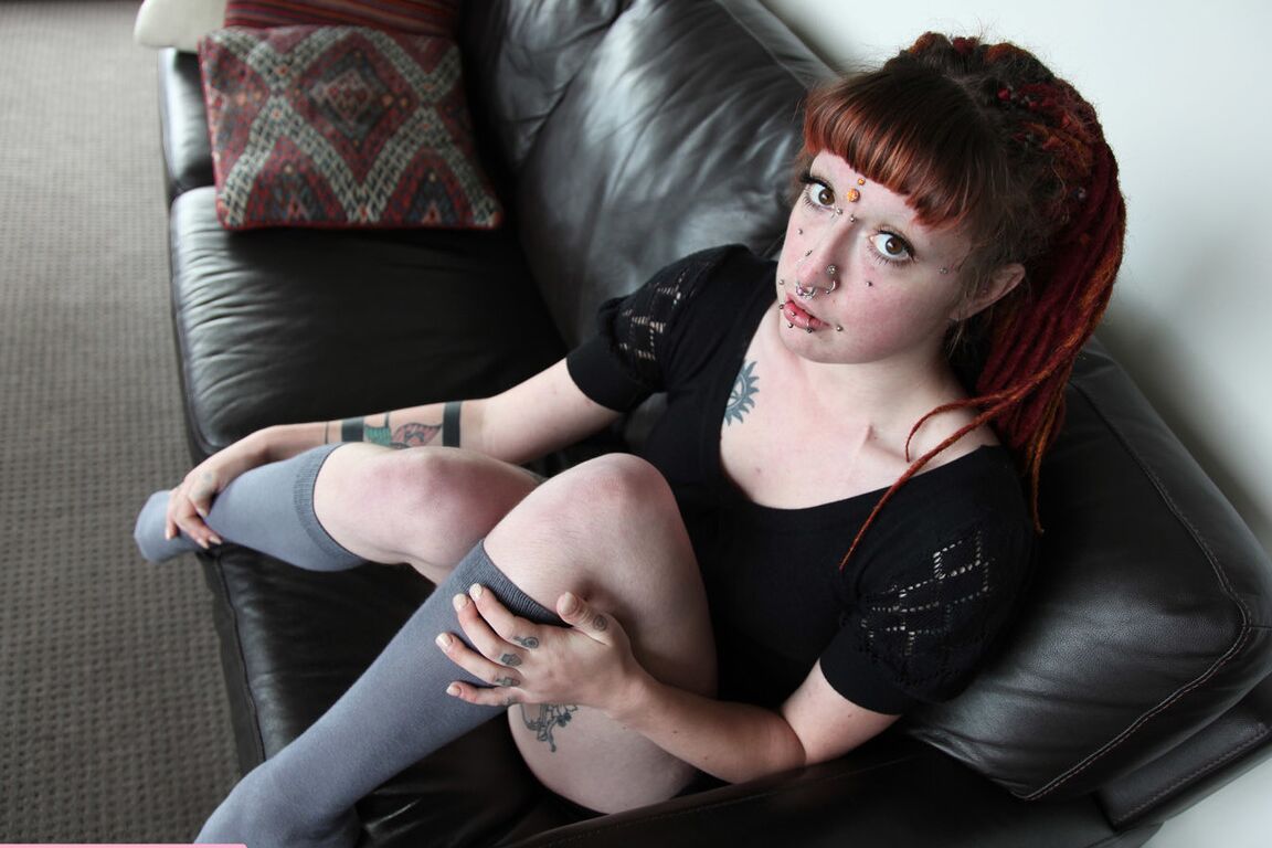 12P La chica alternativa australiana Daisy Adair se deja tocar el coño antes de mamar