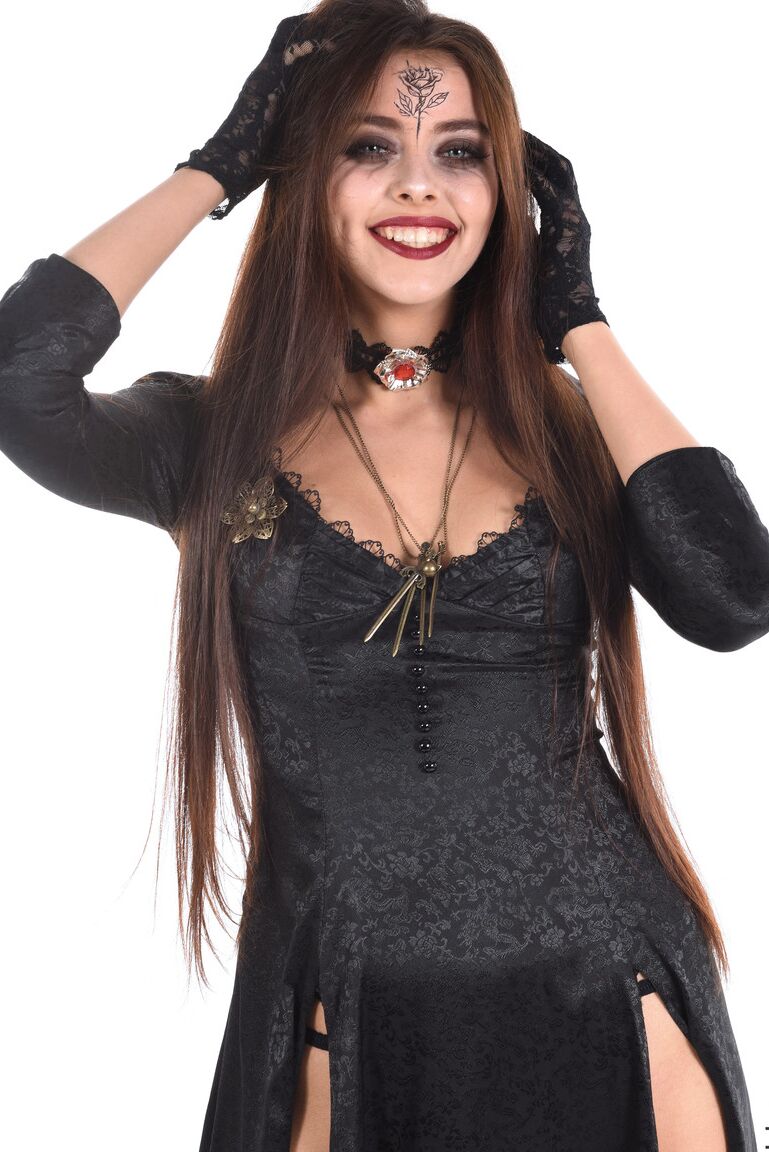 15P A linda garota Alissa Foxy cospe nos dedos antes de foder com os dedos