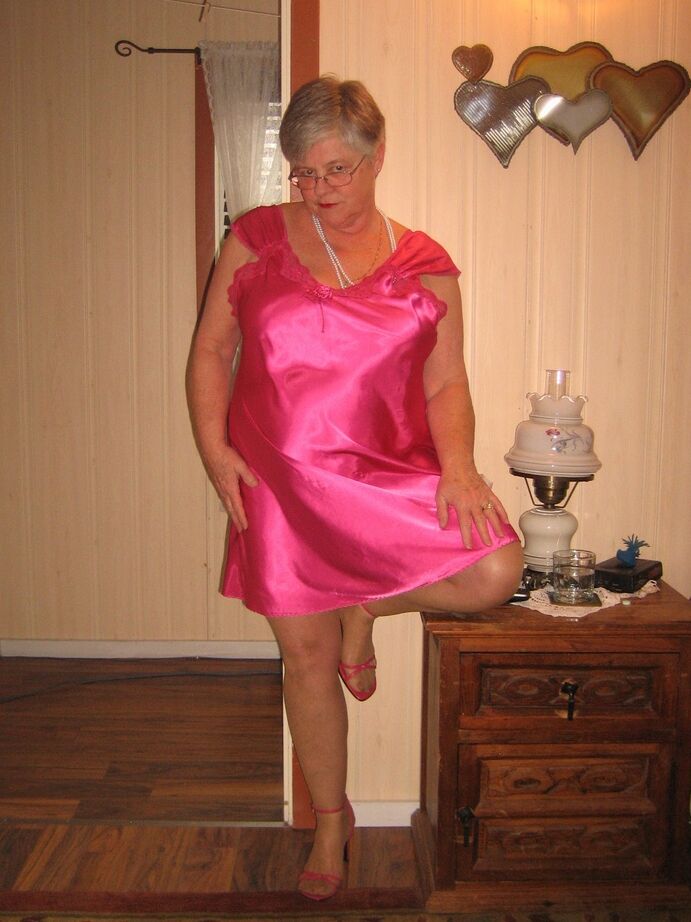 20P Silver haired nan Girdle Goddess pulls her hose down around her knees on a bed
