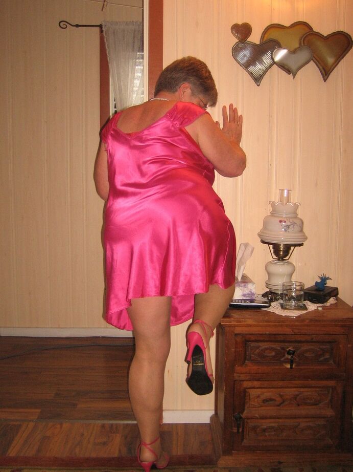 20P Silver haired nan Girdle Goddess pulls her hose down around her knees on a bed