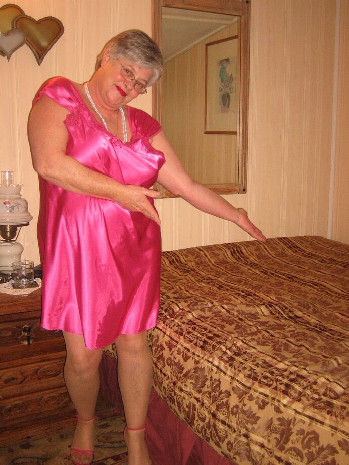 20P Silver haired nan Girdle Goddess pulls her hose down around her knees on a bed