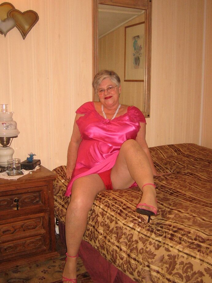 20P Silver haired nan Girdle Goddess pulls her hose down around her knees on a bed