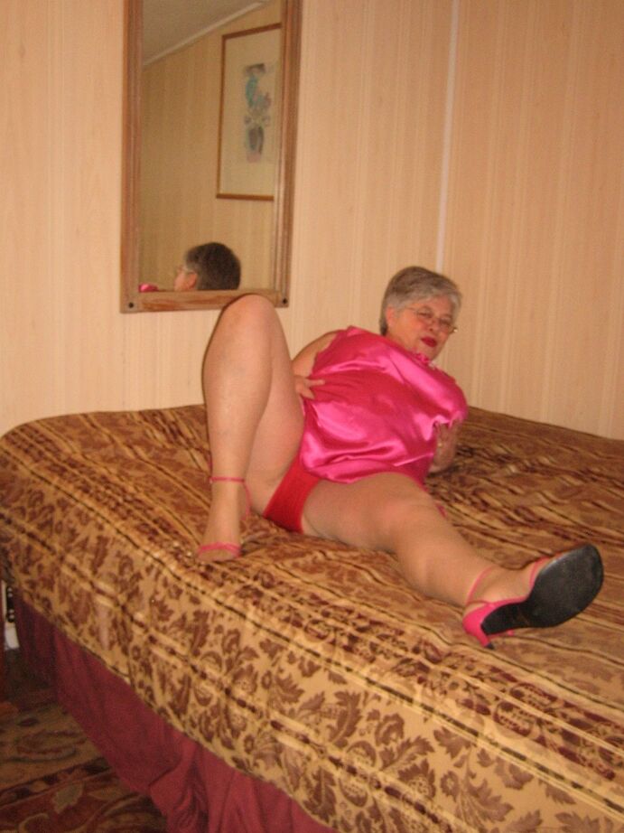 20P Silver haired nan Girdle Goddess pulls her hose down around her knees on a bed