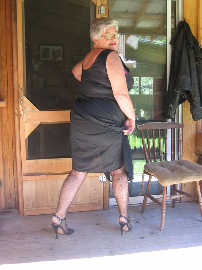 20P Fettleibige Nan-Girdle-Göttin entfesselt ihre schlaffen Brüste, während sie sich zum Abspritzen auszieht