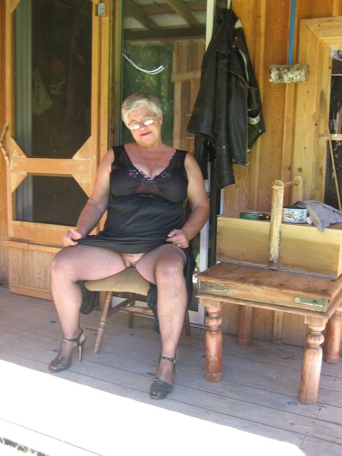 20P Fettleibige Nan-Girdle-Göttin entfesselt ihre schlaffen Brüste, während sie sich zum Abspritzen auszieht